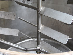 Внутренний вид вакуумного реактора с соосными мешалками. Соосно расположенные рамная и лопастная мешалки 